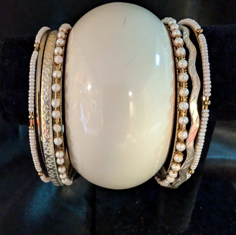 Vintage Large Bangle with additional 7 bangles - Picture 2 of 10